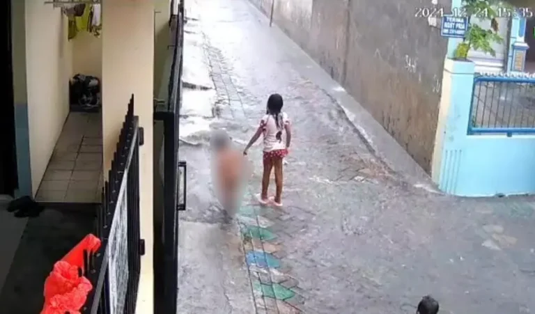 Balita yang Terseret Arus di Surabaya