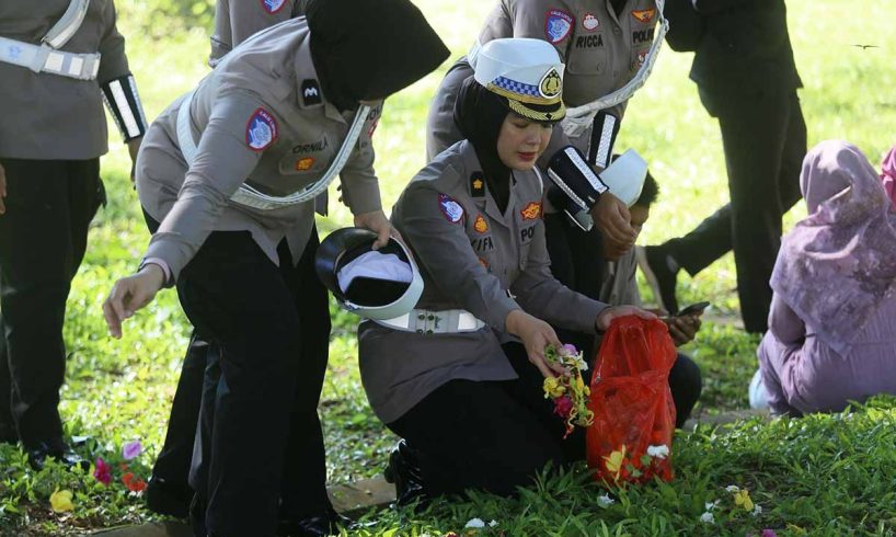 Ditlantas Polda Aceh bagikan bunga