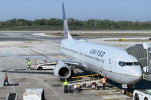 Temuan mayat di ruang roda pesawat United Airlines