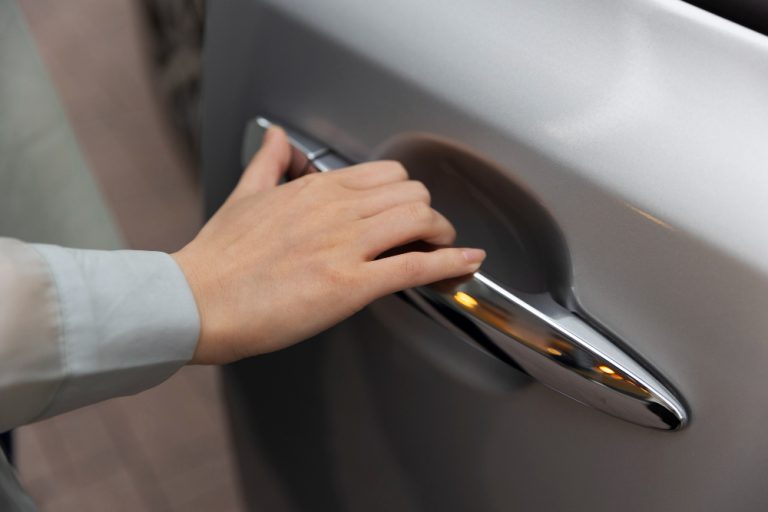 pintu mobil