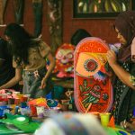 Membuat kerajinan tangan