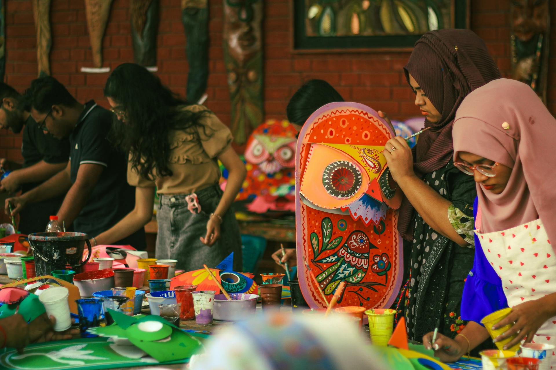 Membuat kerajinan tangan